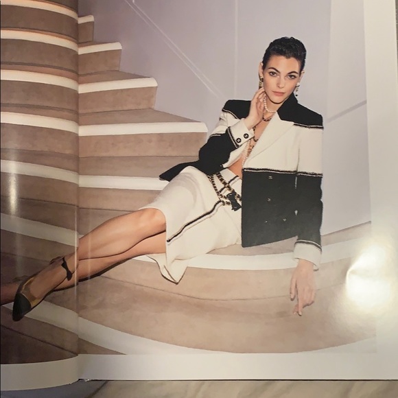 Exclusive CHANEL’S 2019/2020 collection book. - Picture 4 of 10